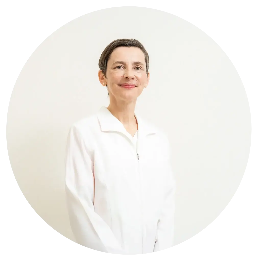 オンライン問診を行う医師と女性ゲストのイメージ